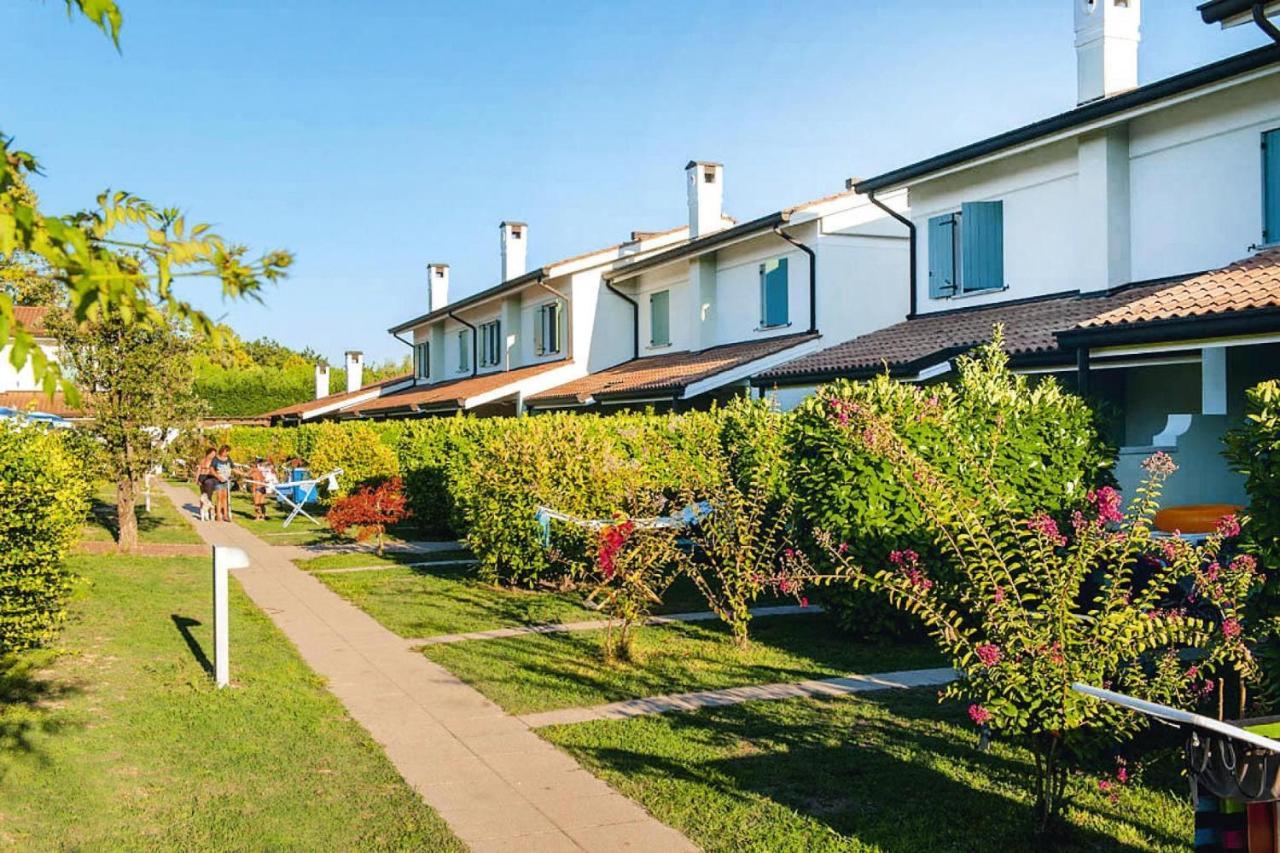 Terraced House In The Ca' Del Pino Holiday Complex With Communal Pool In Bibione Exterior photo