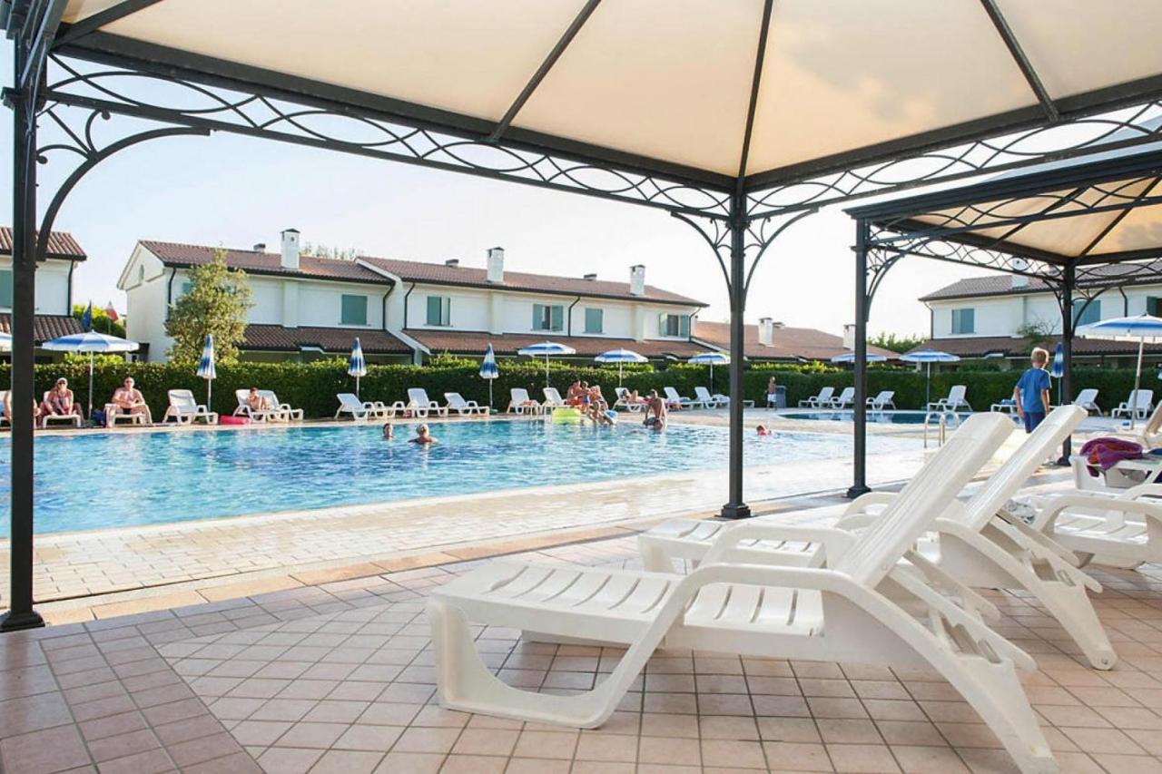 Terraced House In The Ca' Del Pino Holiday Complex With Communal Pool In Bibione Exterior photo