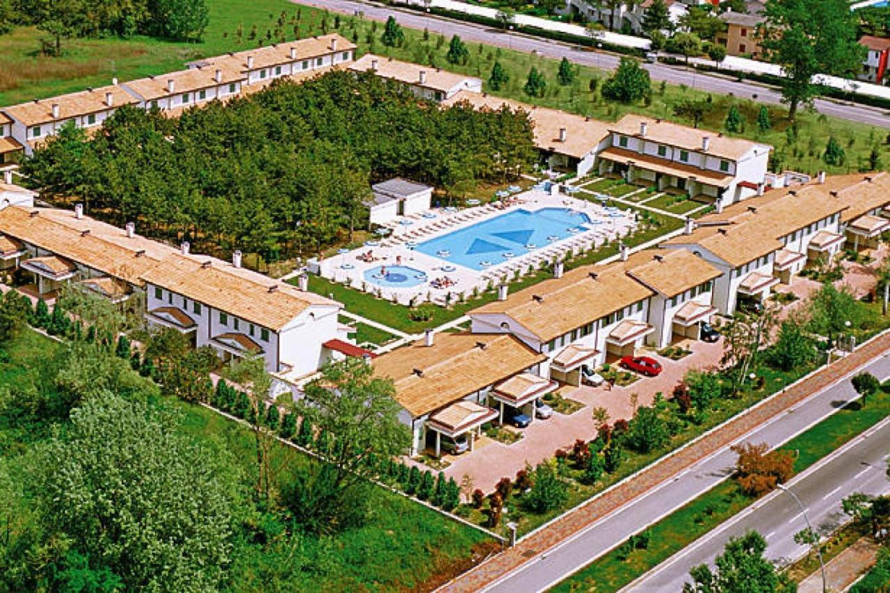 Terraced House In The Ca' Del Pino Holiday Complex With Communal Pool In Bibione Exterior photo