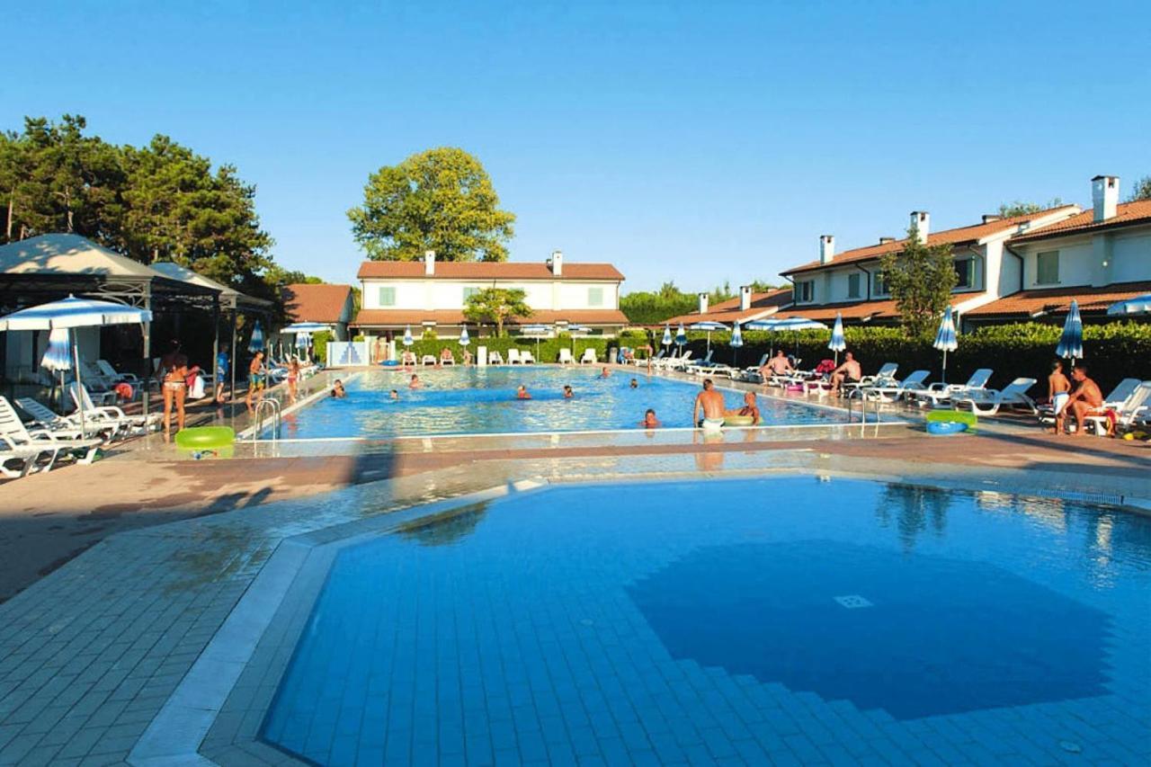 Terraced House In The Ca' Del Pino Holiday Complex With Communal Pool In Bibione Exterior photo