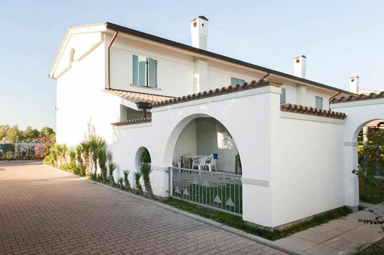 Terraced House In The Ca' Del Pino Holiday Complex With Communal Pool In Bibione Exterior photo