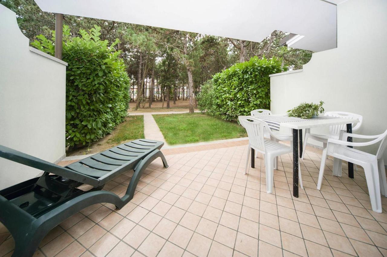 Terraced House In The Ca' Del Pino Holiday Complex With Communal Pool In Bibione Exterior photo